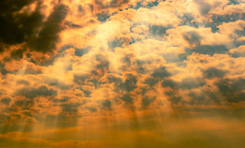 与太阳光束的日出图片