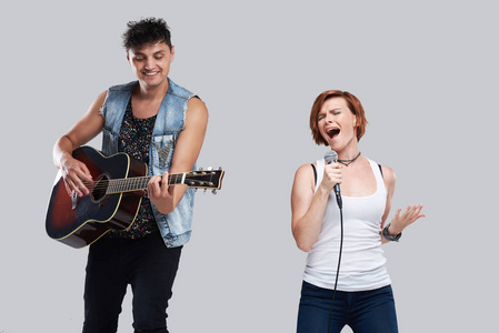 有麦克风的女人大声唱歌照片