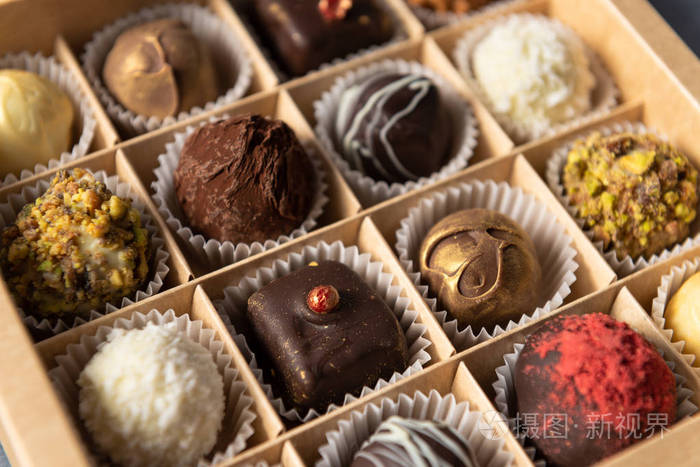 手工制作的巧克力糖果盒内有白巧克力黑巧克力和牛奶巧克力糖果背景