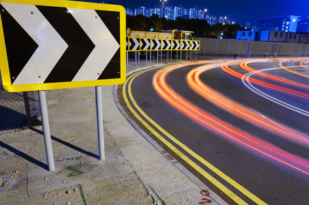 夜间道路箭头标志