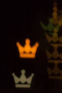 模糊的照片，离焦的Bokeh彩色灯的形状的皇冠。