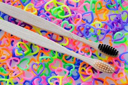 彩色迷你心脏玩具塑料上的两个牙刷