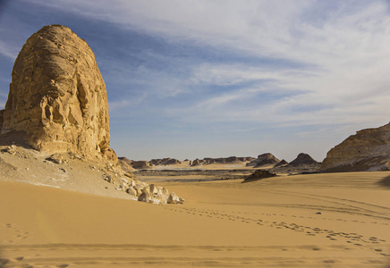 埃及的沙漠景观。 埃及的白色沙漠法拉法拉。 白色的石头和黄色的沙子。