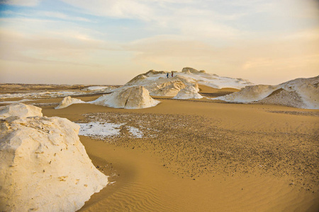 埃及的沙漠景观。 埃及的白色沙漠法拉法拉。 白色的石头和黄色的沙子。 日落时的撒哈拉沙漠。