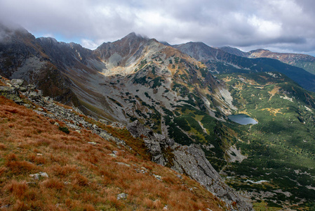 斯洛伐克塔特拉山的全景。 雾和云覆盖着五彩缤纷的秋山峰