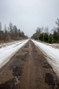 城外空沥青路。 干净的路面和线条的乡村车道