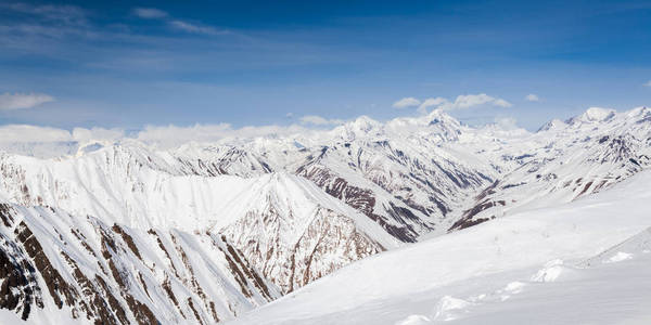 冬天白雪皑皑的山脉。高加索山脉，格鲁吉亚 Gudauri