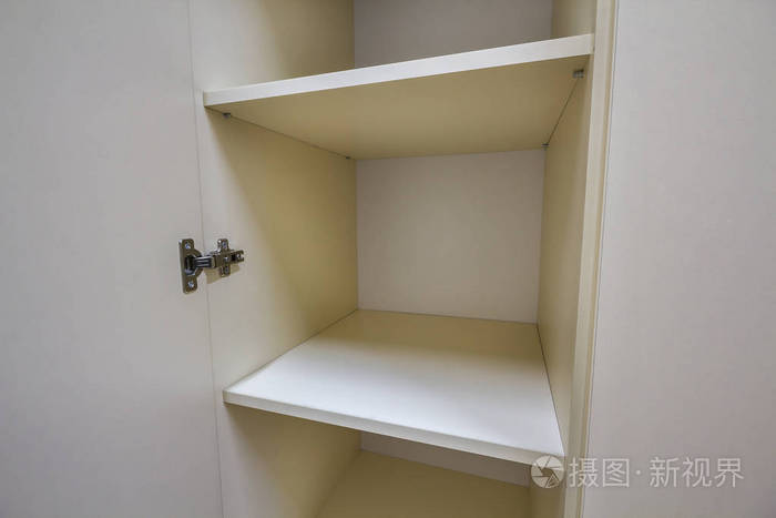 内部白色塑料柜或服装衣柜与许多空架与开放的门家具设计和安装