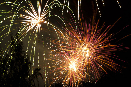 狂欢节面具设计与烟花和彩带黑色背景在3d插图2018愉快的新年例证以