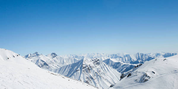 冬天白雪皑皑的山脉。高加索山脉，格鲁吉亚 Gudauri