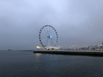 从巴库大道到大海和市中心的黄昏景色