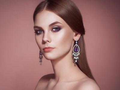 长而波浪头发的女孩黑发女孩,长而发亮的光滑头发. 美丽的时尚. 睫毛.