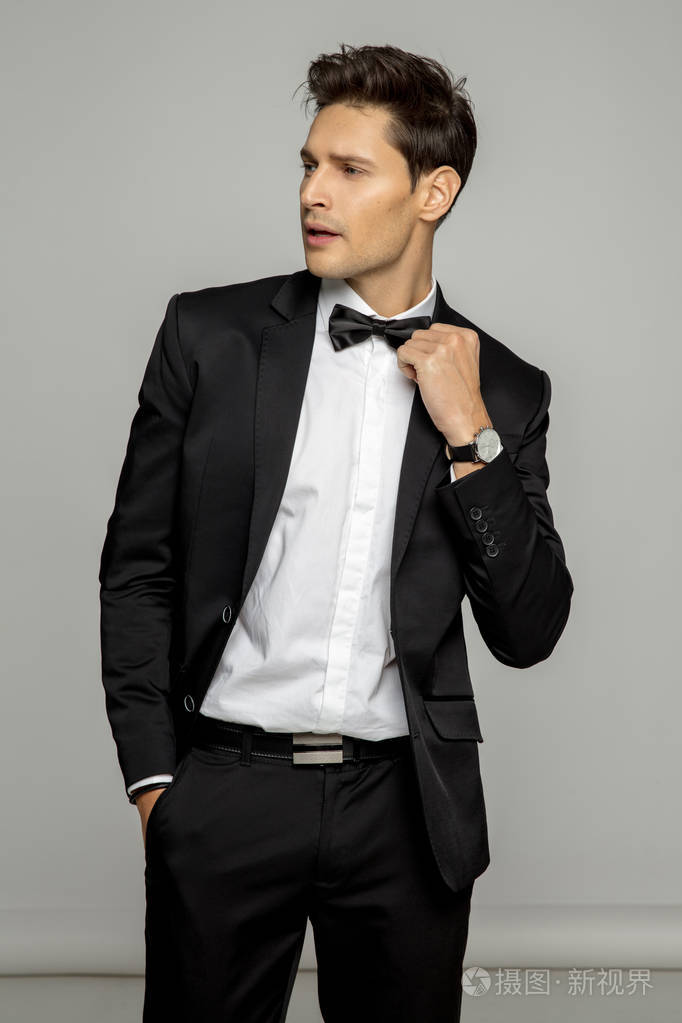 穿黑色西装的英俊男子的肖像