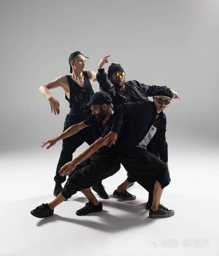 嘻哈舞者在摄影工作室移动和跳跃