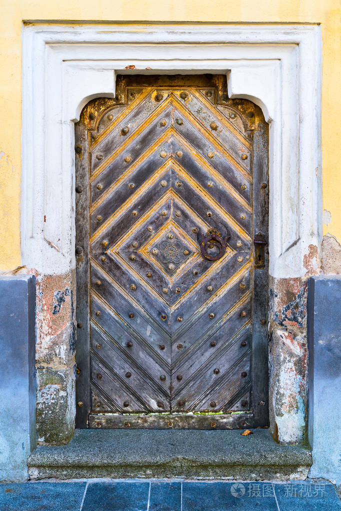 巴洛克风格的门在一堵旧墙上有装饰框架和石阶老式入口从实木木板与敲