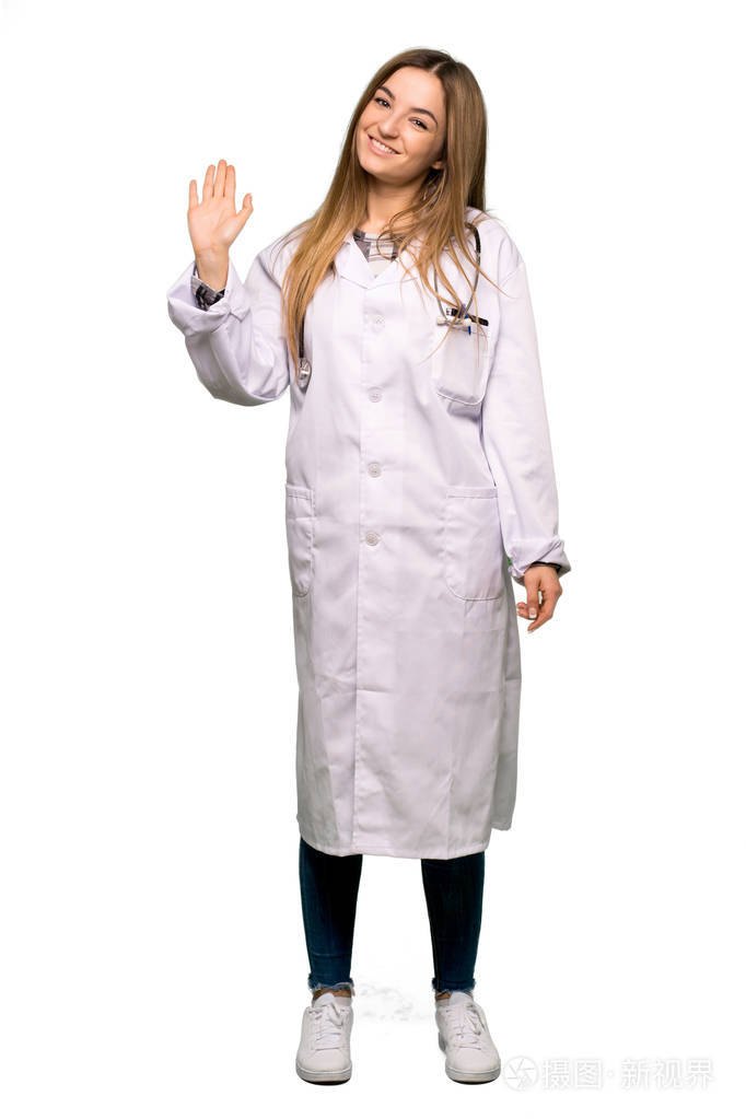 年轻的女医生用手在孤独的背景上愉快地敬礼