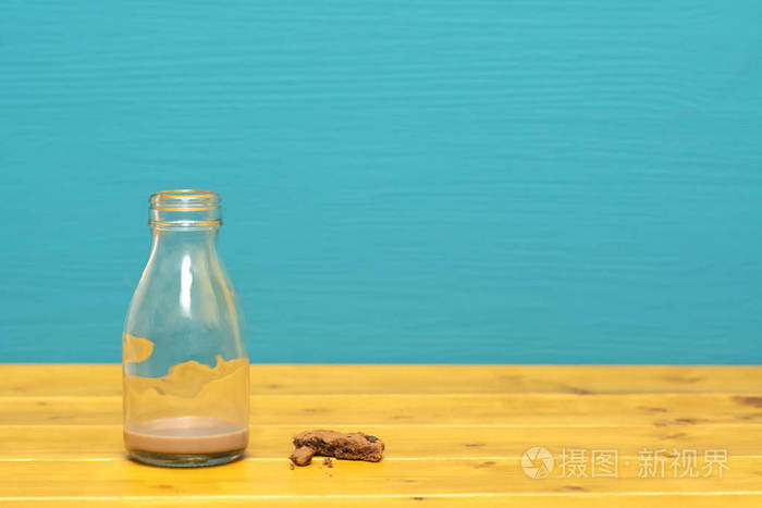 三分之一品脱的玻璃瓶 里面放着巧克力奶昔和巧克力饼干碎屑 放在一张桌子上 放在茶色背景下照片 正版商用图片18lhpm 摄图新视界 三分之一品脱的玻璃瓶 里面放着巧克力奶昔和巧克力饼干碎屑 放在一张桌子上 放在茶色背景下照片 正版商用图片18lhpm 摄图新视界