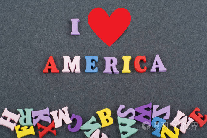我喜欢美国字在黑板背景由彩色abc字母组成的方块木字母,复制空间为