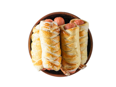 一个陶土碗，里面装满了刚准备好的多马什尼香肠，在白色背景上卷着伊佐利罗万尼。由面团和香肠制成的美味的肉类小吃。从顶部平躺的视图。