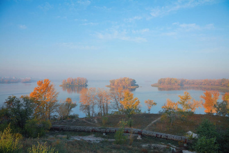 全景，第聂伯河上的岛屿，管道，早晨的秋天景观