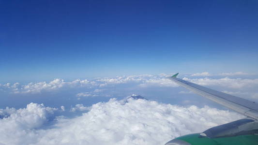在飞机上看到云彩的美丽景色