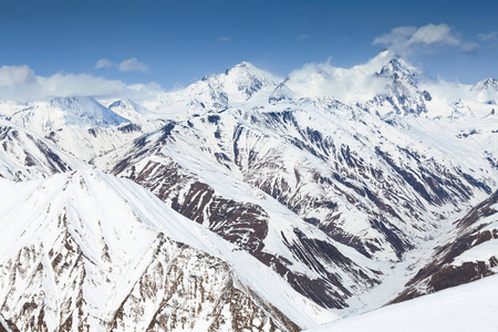 冬天白雪皑皑的山脉。高加索山脉，格鲁吉亚 Gudauri