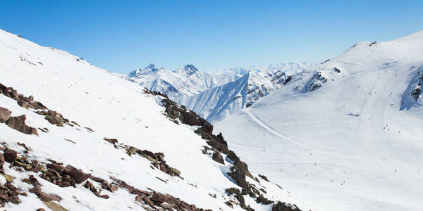 冬天白雪皑皑的山脉。高加索山脉，格鲁吉亚 Gudauri