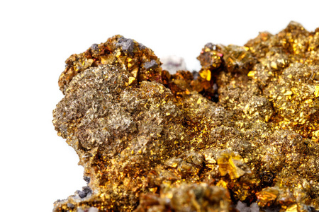 白色背景上的大型矿物石黄铜矿照片