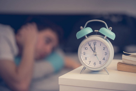 睡觉失眠图片-睡觉失眠素材-睡觉失眠插画-摄图新视界