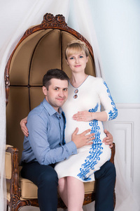 一个孕妇和她的丈夫正在怀一个孩子