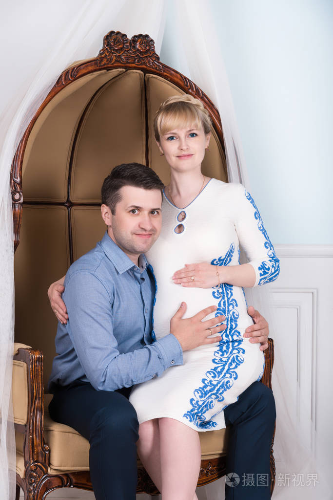 一个孕妇和她的丈夫正在怀一个孩子
