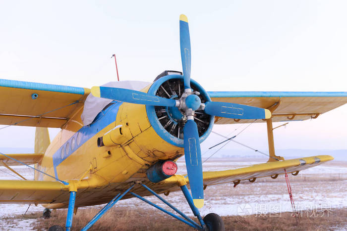 在冬季景观中有巨大飞机螺旋桨的旧双平面飞机