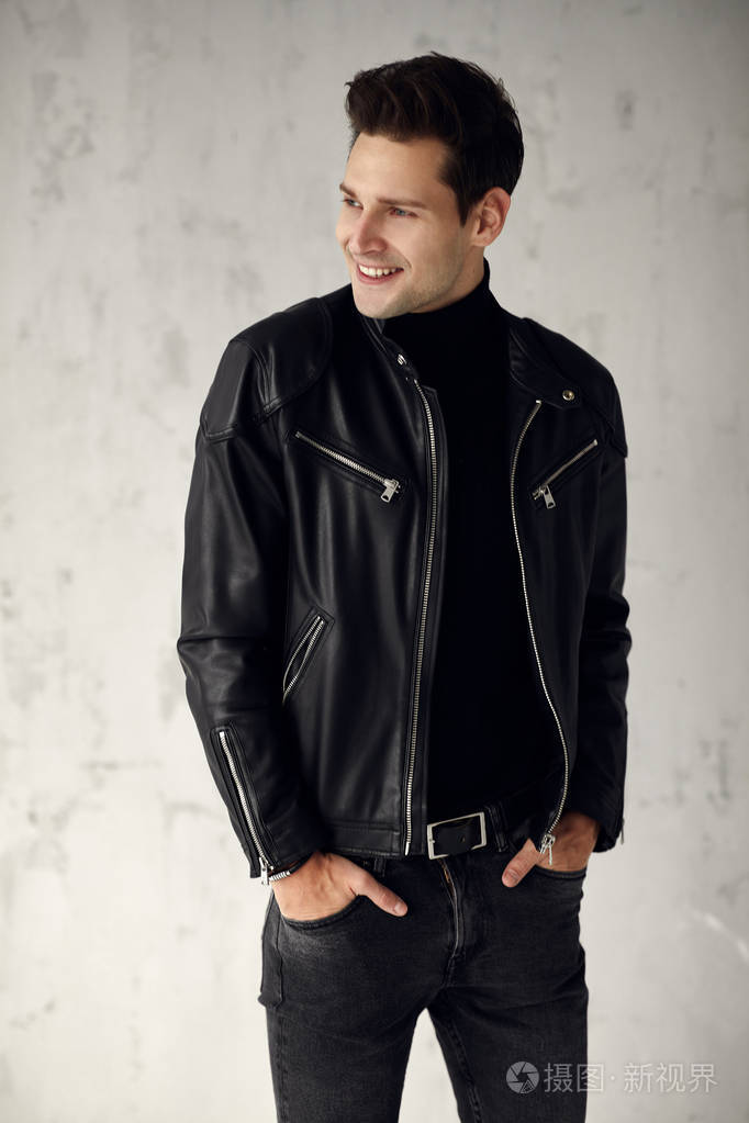 穿着黑色衣服的英俊男人微笑