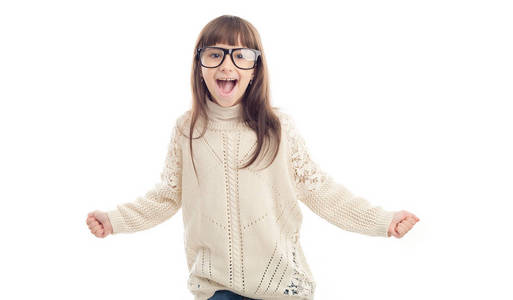 开朗快乐的小女孩戴着白色背景的眼镜。