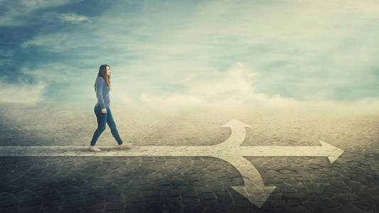 在左,右和前之间选择正确的路径. 困难的决策概念照片