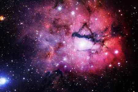 美丽的星云和明亮的恒星在外层空间发光神秘的宇宙。 由美国宇航局提供的这幅图像的元素