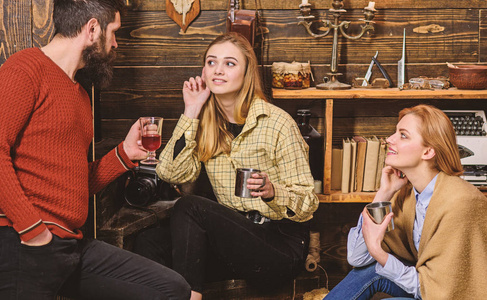 猎场家人喜欢在猎场看守人家聊天.真诚的对话理念.