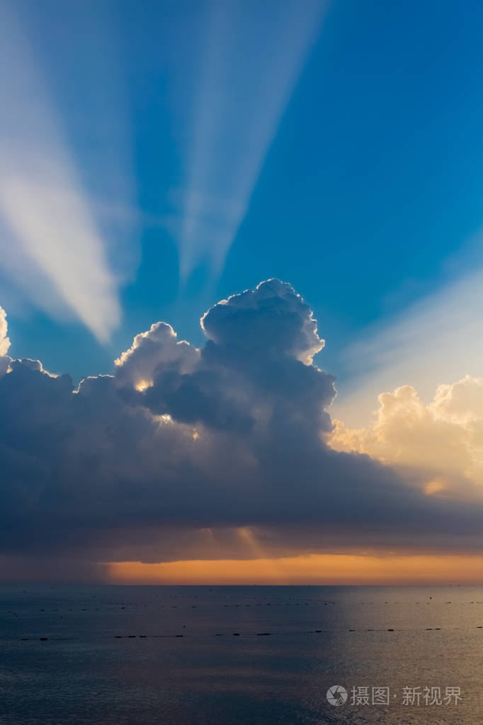 美丽的海洋景观迷人的柔和阳光早晨巨大的蓬松云和蓝天垂直彩色摄影