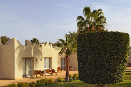一层阿拉伯风格的酒店建筑。 靠近红海的热带豪华旅游胜地。 暑假概念。 西奈半岛沙姆沙伊赫埃及。