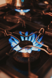 靠近厨房煤气炉的蓝色火焰