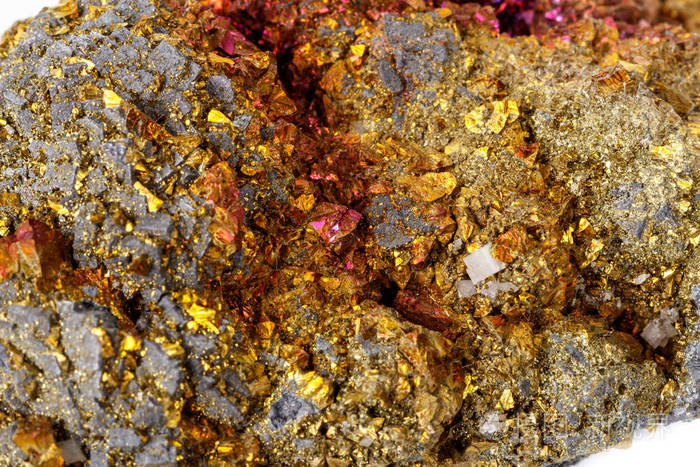 白色背景上的宏矿石黄铜矿