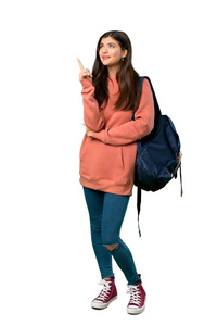 一个穿着运动衫背着背包的少女的全身照,指着一个好主意抬头看照片