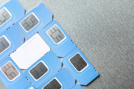 灰色背景上的许多sim卡照片