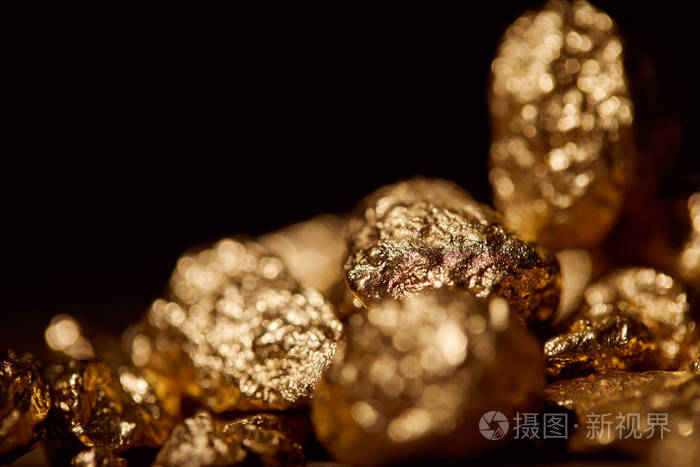 金色模糊的石头孤立在黑色上