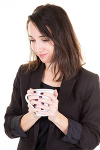 一个快乐的女人的肖像，用一杯茶或咖啡思考和眺望