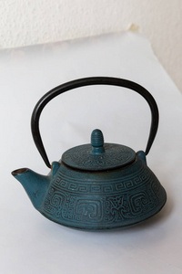 蓝色中国传统铸铁茶壶，白色背景