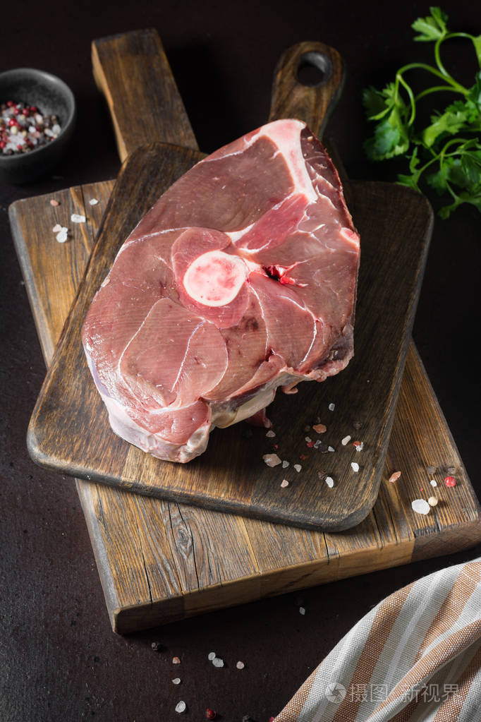 生的驯鹿肉上面的风景