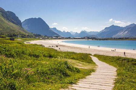 兰伯格海滩和山脉在弗拉克斯塔多亚岛在挪威的抢劫犯