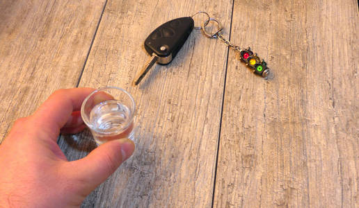 狂欢和车钥匙。 你不能在方向盘上喝酒。酒精饮料和汽车钥匙不喝酒和开车的概念