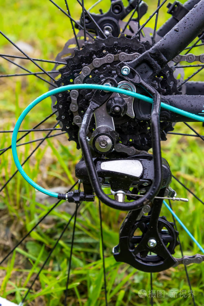 山地自行车后轮自行车齿轮机构与链条的特写照片-正版商用图片18lroq